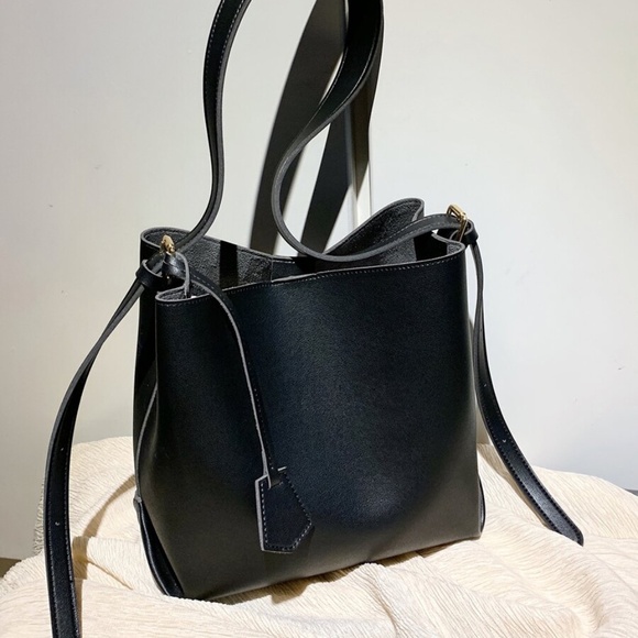 classic black medium sized crossbody bag - Picture 2 of 8